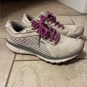 Brooks Women’s Ghost size 8.5